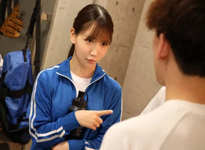 cô gái trẻ trong câu lạc bộ bóng đá tổ chức quan hệ tập thể với cô gái xinh