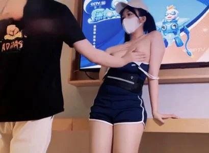 Nhân viên xinh đẹp bán TV với người khách may mắn