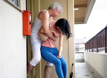 Cô vợ trẻ bị bố chồng già cưỡng hiếp