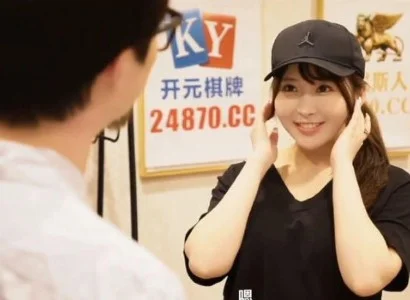 Cô nhân viên giao hàng dễ tính khi hoàn thành