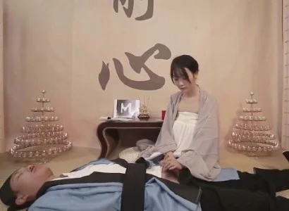 Nữ tu giúp vị đạo sĩ bị thương