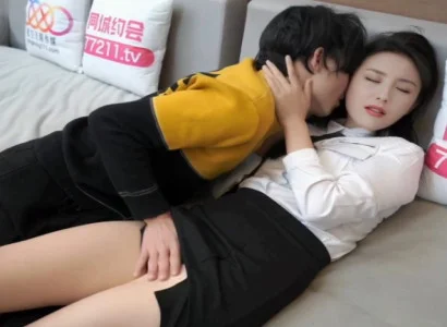 Thư ký của sếp lén lút phục vụ sếp để có tiền