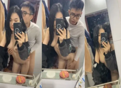 Đôi sinh viên trẻ quan hệ nhau trước gương