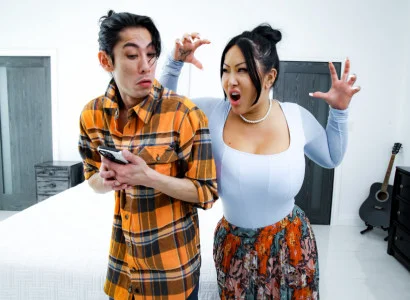 Đứa con trai đưa mẹ kế xăm trổ hàng múp tới đỉnh cao