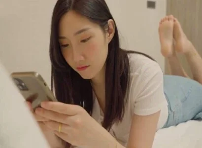 Bà vợ tằng tịu cùng anh nhân viên giao hàng