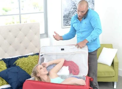 Chiếc vali bí ẩn được trao tận tay