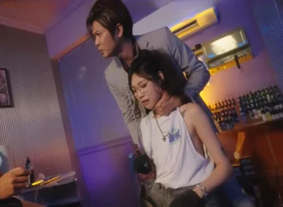 Cô chủ tiệm xăm bị địt tập thể bởi nhiều người