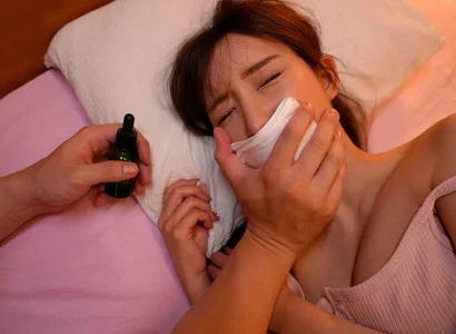 Kẻ đó dùng thuốc mê làm cô em họ xinh đẹp bất tỉnh rồi quan hệ